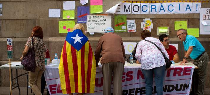 Βαρκελώνη: Υποστηρικτές της ανεξαρτησίας της Καταλονίας κατέλαβαν εκλογικά κέντρα